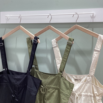 サスペンダー付きスカート